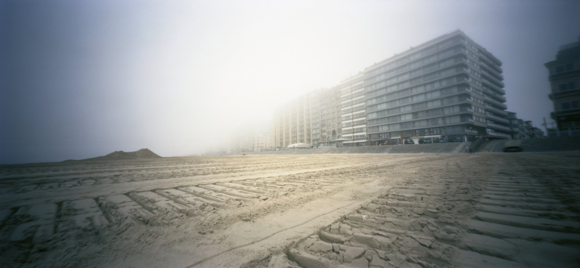 shaping the beach - Oostende. Belgium. 201059 x 128 cm